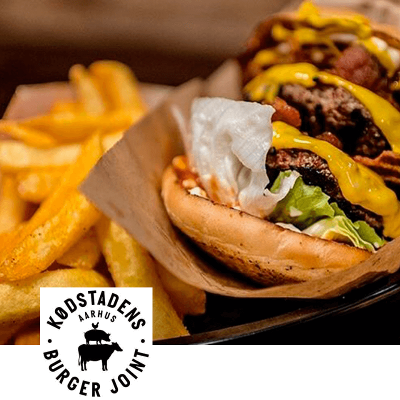 Burger med ost, bacon og pommes